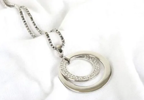 Vista 4 de ZYooch - Dije con la palabra Mom grabada para mujer collar de compromiso de diamantes de imitación joyas para regalar