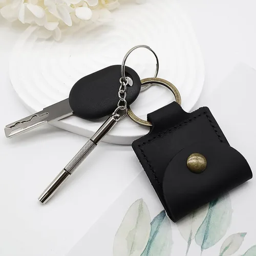 Vista 6 de AhrtyeeVehiky Llavero de cuero hecho a mano con llavero de compromiso de boda, estuche para anillo pequeño para novia y novio para almacenamiento