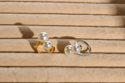Vista 6 de Anillo de doble perla de imitación anillo grande de acero inoxidable chapado en oro para mujer