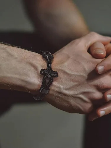 Vista 3 de Bandmax Pulsera trenzada de cuero negro para hombre con colgante gótico punk, pulsera de cuero con hebilla de acero inoxidable, paquete de regalo