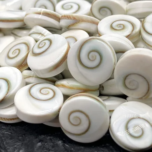 Vista 8 de ABCGEMS Shiva Eye Shell Beads Indonesia Auténtica Región Indo-Pacífico (patrón geométrico de matriz de doble cara) de origen ético – Producción