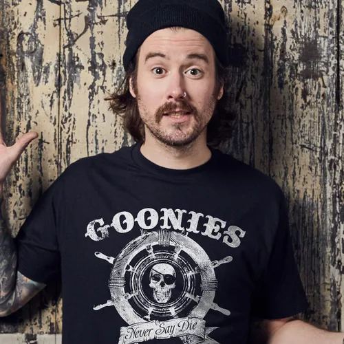 Vista 2 de Ripple Junction The Goonies - Camiseta de manga corta para hombre, Captain's Wheel Never Say Die, cita de la comedia de 1980, con licencia