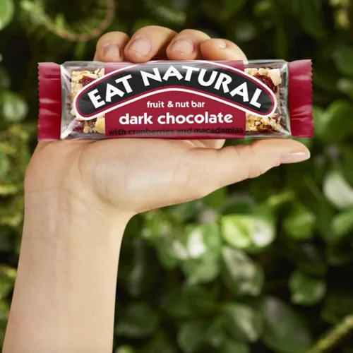Vista 7 de Eat Natural - Barra de Frutas y Nueces - Chocolate Negro con Arándanos y Macadamias - 1.59 oz
