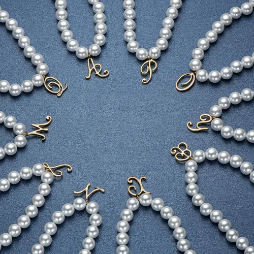 Vista 5 de Collar de perlas con inicial chapado en oro de 14 quilates, 26 mayúsculas A-Z, cadena redonda de perlas blancas de 16 pulgadas