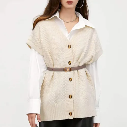 Vista 298 de Cinturón de cuero clásico con hebilla de metal para mujer con vestido de jeans