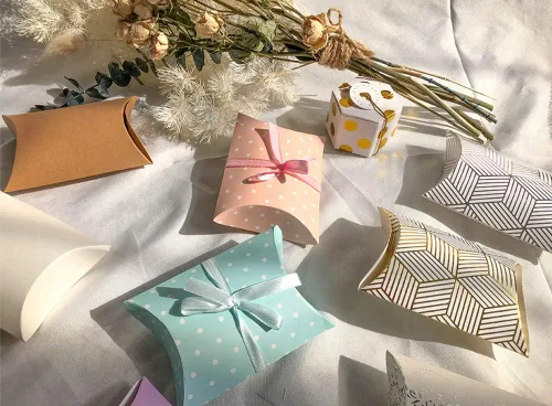 Vista 2 de AKOAK 50 cajas de almohada creativas de punto ondulado para boda, caja de regalo de dulces, adecuada para bodas, cumpleaños y Navidad (azul claro)