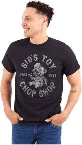 Vista 2 de Camiseta gráfica de Sids Toy Chop Shop Camiseta aterradora inspirada en muñecas espeluznantes para hombres y mujeres