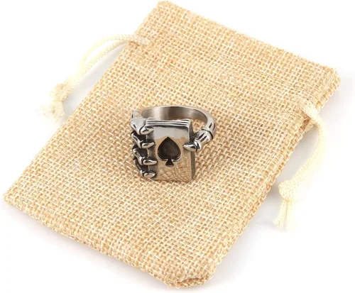 Vista 6 de HZMAN Anillo de acero inoxidable para hombres y mujeres, diseño de calavera gótica con garra de mano, cartas de juego Ace of Spades, para regalo