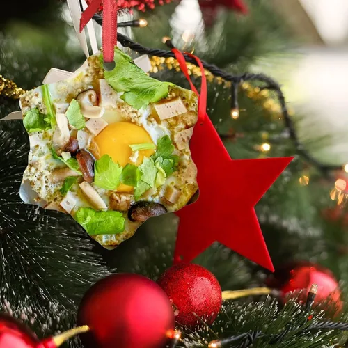 Vista 5 de Adornos de Navidad de huevo, carne y hongos, divertidos alimentos, decoraciones navideñas para árbol de cerámica, adornos de Navidad personalizados