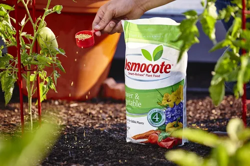 Vista 4 de Osmocote Smart-Release - Alimento para plantas para flores y verduras, fertilizante para plantas, 8 libras (paquete de 4)