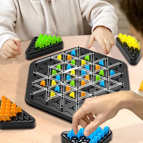 Vista 6 de Juego de estrategia de cadena triangular, juegos de rompecabezas de ajedrez geométrico, juego de ajedrez de cadena triangular con banda de goma