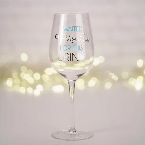 Vista 6 de Esperé 9 meses para esta bebida – Copa de vino divertida de 16 onzas con tallo azul para mamá nueva