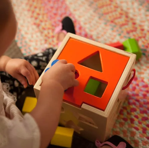 Vista 5 de Fat Brain Toys Clasificador de formas para llevar - Juguete de aprendizaje Montessori de madera, 12 meses +