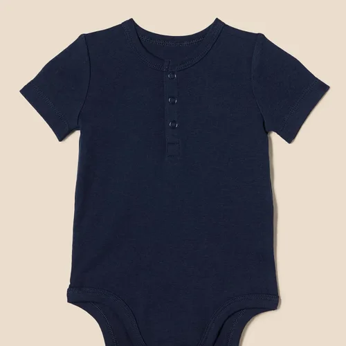 Vista 4 de Tienda Essentials Body unisex Henley para bebés, paquete de 2
