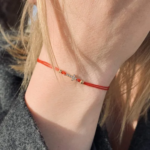 Vista 2 de My Harmony Tree Pulsera de protección de cadena roja con dije de cruz pequeña dorada con piedras CZ, Cristal, Circonita cúbica