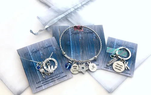 Vista 6 de Llavero con inicial, A B C D E F G H I J K L M N O P Q R S T U V W X Y Z Llavero con monograma, regalo para nuevo conductor, regalo personalizado