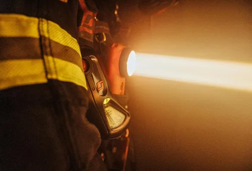 Vista 10 de Streamlight 90950 Survivor X Linterna de bombero en ángulo recto de 250 lúmenes con tres (3) pilas alcalinas AA, naranja Linterna de bomberos