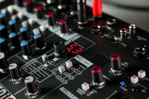 Vista 11 de Allen & Heath ZEDi-10FX - Mezclador de audio híbrido compacto/interfaz USB 4x4 con 61 efectos de calidad de estudio (AH-ZEDi-10FX), Negro