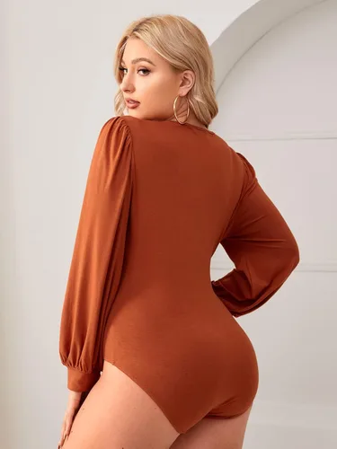 Vista 2 de Milumia Body básico ajustado con cuello en V y manga de farol, talla grande para mujer