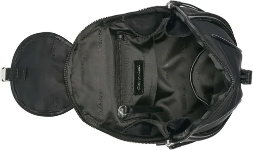 Vista 5 de Calvin Klein Mini mochila organizacional Shay para mujer, NegroPlata