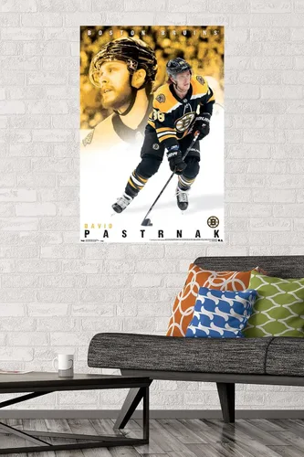Vista 2 de Trends International NHL Boston Bruins - Póster de pared de David Pastrnák 19, 22.375 x 34 pulgadas, versión premium sin marco