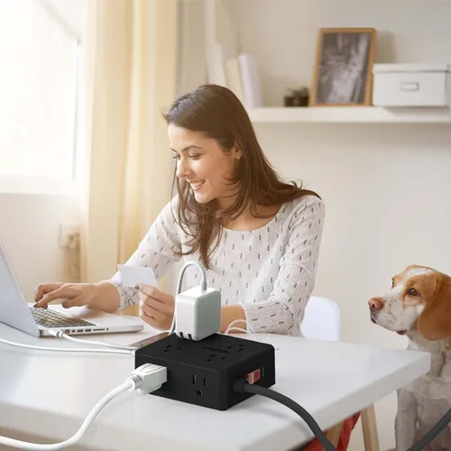 Vista 4 de Regleta protectora de sobretensiones – Cable de extensión de enchufe plano de 6 pies con 8 tomas amplias y 4 puertos USB (1 USB C), extensor de Negro