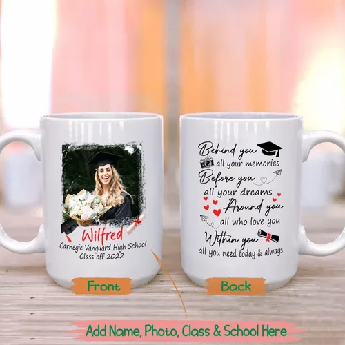 Vista 2 de Taza de café blanca personalizada para graduación, con texto en inglés "Behind You All Your Memories Before You All Your Dreams", taza de café de 11