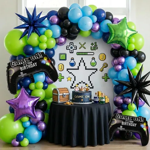 Vista 11 de Decoraciones de fiesta de cumpleaños con temática de circo e incluyen guirnalda de globos rojos, azules y amarillos y globos de papel de aluminio