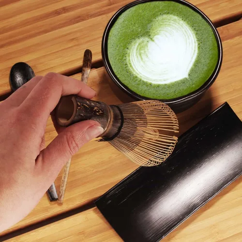Vista 7 de BambooMN Juego de iniciación de batidor de matcha: cuenco Chawan Matcha, batidor de té, chashaku, cuchara, soporte de matcha y posavasos de bambú