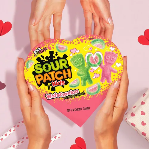 Vista 6 de SOUR PATCH KIDS Caramelos suaves y masticables de sandía para el día de San Valentín, caja en forma de corazón de 6 - 3.4 onzas