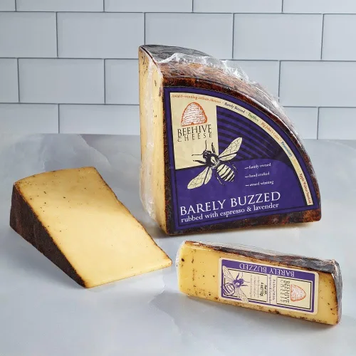 Vista 4 de Apenas zumbado por Beehive Cheese Co - Forma entera (5 libras)