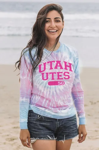 Vista 15 de Blue 84 Camiseta de manga larga con licencia oficial de la NCAA para mujer, teñido anudado