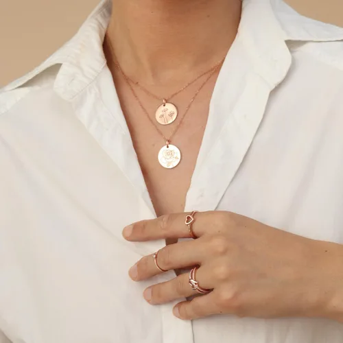 Vista 5 de AFFY Collar de flor de nacimiento chapado en oro grabado personalizado con dije floral delicado mes de nacimiento, dije de disco de flor estampada a