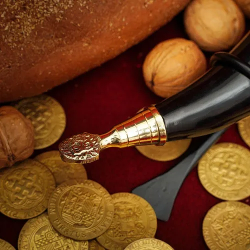 Vista 5 de Mythrojan Cuerno vikingo para beber 100% natural, auténtico, decoración de latón, cuerno nórdico con funda de cuero negro, bolsa de lona para vino