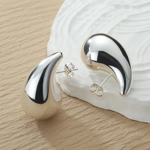 Vista 3 de Aretes de aro de acero quirúrgico 316L gruesos en forma de lágrima de oro para mujer, aretes de gota de agua, ligeros, hipoalergénicos, de diseño