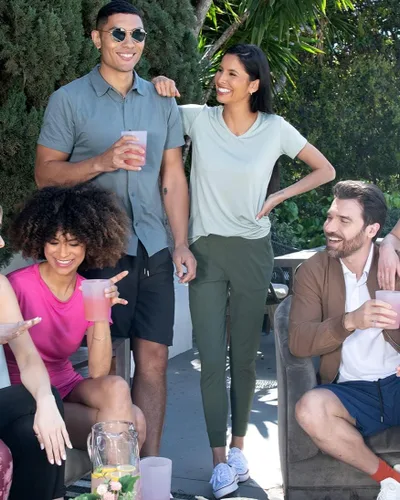 Vista 4 de Real Essentials Paquete de 3 pantalones deportivos con bolsillos para mujer, cintura alta, para entrenamiento, yoga, leggings atléticos cónicos