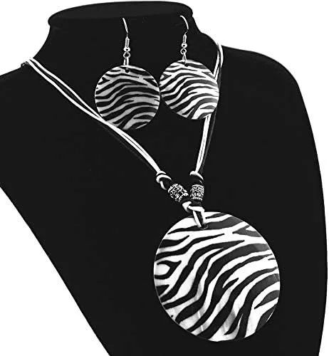 Vista 2 de POYAMUSE Juego de joyas de concha de rayas de cebra, collar y aretes redondos de rayas negras y blancas para mujer, joyería elegante