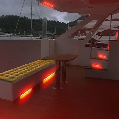 Vista 5 de Luces de cortesía marinas LED para barco RGBW montaje en superficie 10-24 voltios (20 pulgadas de longitud)