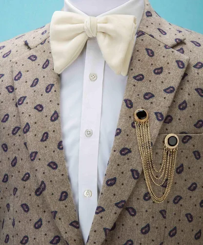 Vista 3 de Knighthood Esmalte dorado y negro y juego de cadena colgante con detalle formal de broche de solapa para hombre, Metal