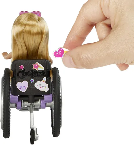 Vista 3 de Barbie Muñeca y silla de ruedas Chelsea con ruedas móviles, rampa, hoja de calcomanías y accesorios, muñeca pequeña con cabello rubio Multicolor