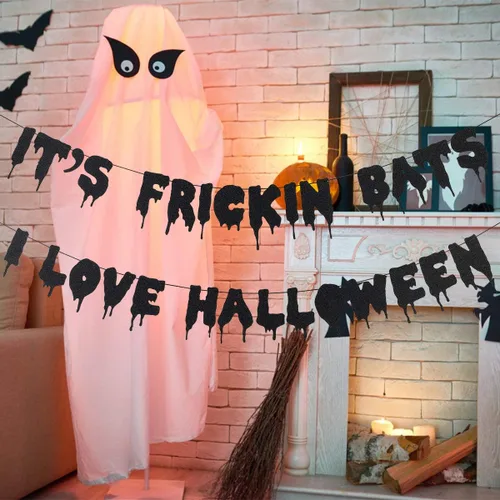 Vista 2 de Cartel de Halloween con purpurina negra con texto en inglés "It's Frickin Bats I Love", pancarta de murciélagos de Halloween espeluznante