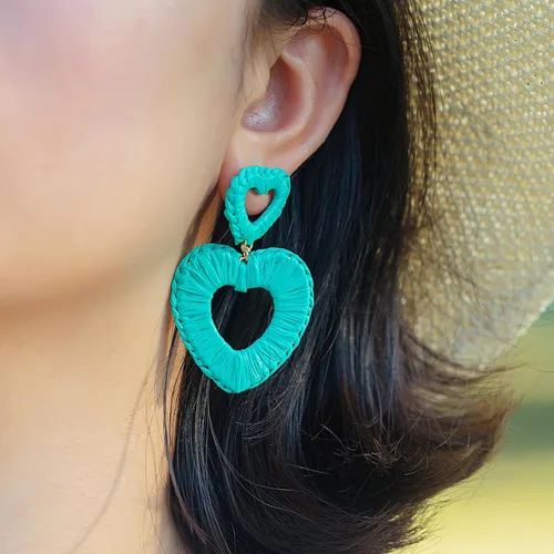 Vista 8 de Aretes de rafia de corazón, bonitos aretes bohemios, hechos a mano, joyería de amor de verano para mujer