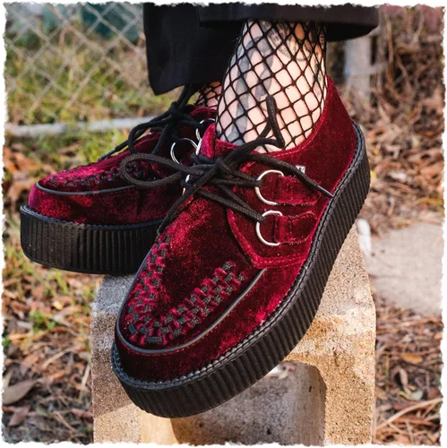Vista 2 de T.U.K. Shoes Velvet Viva Mondo Creeper, Borgoña