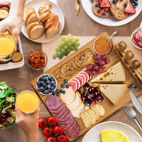 Vista 6 de Juego de tablas de queso de bambú, tablas de charcutería y plato de carne para servir, bandeja de queso con 4 cuchillos de queso de acero