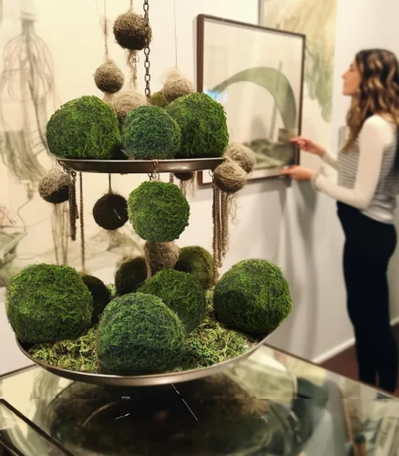 Vista 4 de Paquete de 21 bolas de musgo verde, 8 bolas decorativas de 3.2 pulgadas para llenar cuencos, 13 bolas de musgo falsas de 2.3 pulgadas para centro