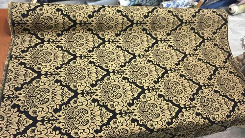 Vista 2 de Tela de tapicería de Cleopatra de oro negro con estampado de damasco de chenilla por The Yard