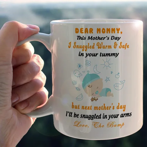 Vista 4 de Taza de anuncio de embarazo de Navidad – Regalo de mamá esperada de Baby Bump – Taza de café para madre futura – Regalo de revelación de bebé