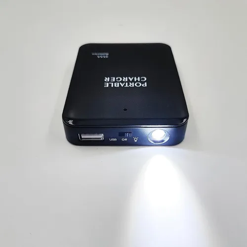 Vista 2 de Cargador de teléfono operado por batería con LED Banco de energía portátil con batería USB de emergencia alimentado por 4 pilas AA