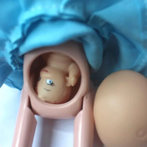 Vista 5 de KunHe Muñeca embarazada real azul tiene un bebé en su muñeca mamá barriga