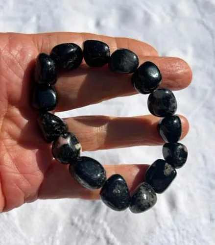 Vista 2 de Pulsera elástica con piedras pulidas de turmalina negra 8 pulgadas de largo que se ajusta cómodamente a una muñeca de 5.5 a 7 pulgadas, Piedra